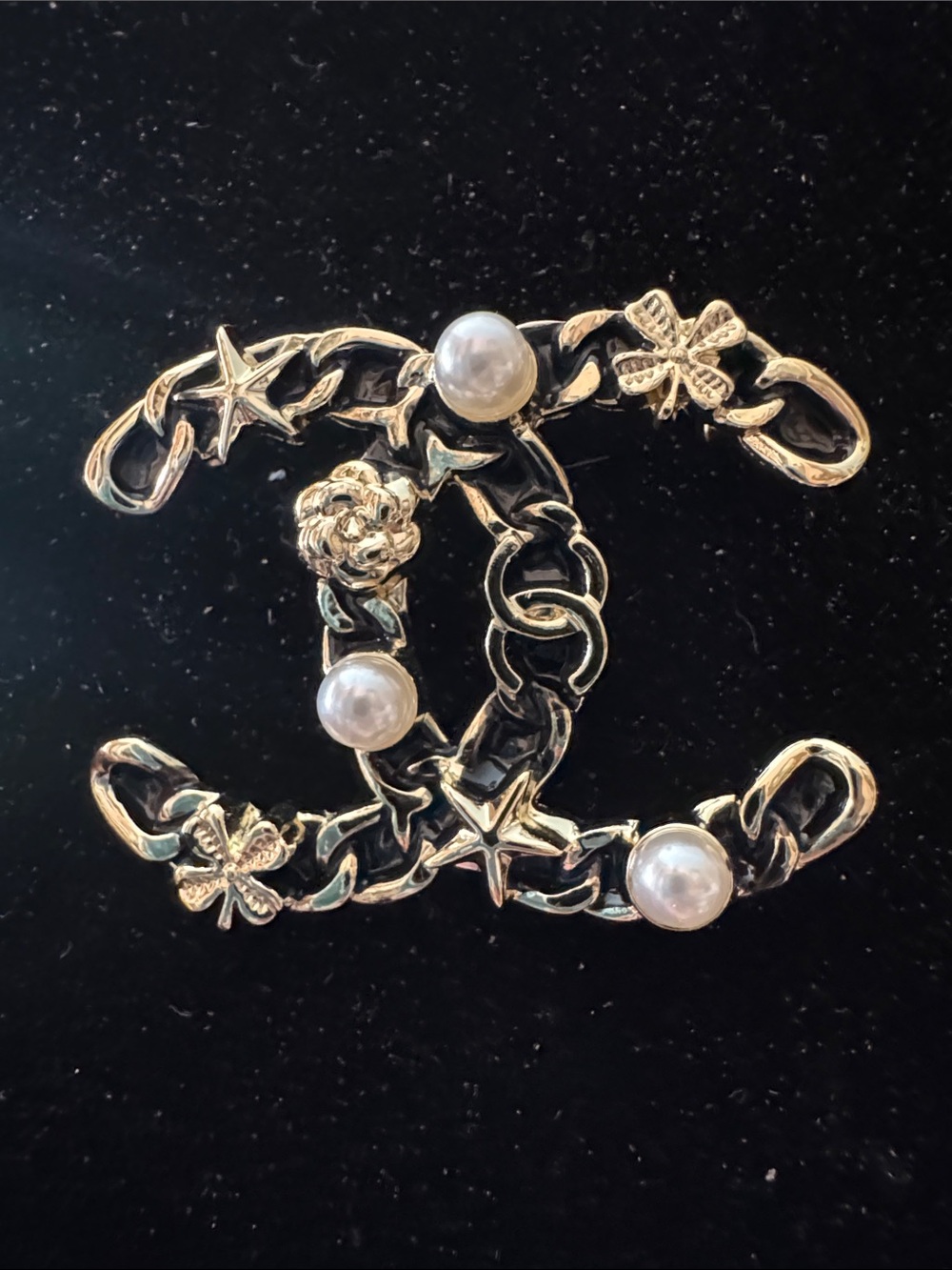 Brooch Gold-Tone flex  Pearl and Chain design